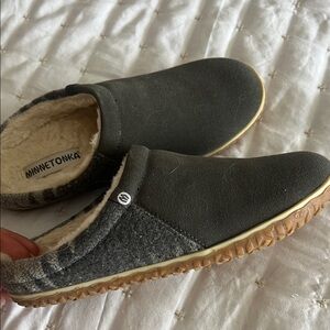 Minnetonka Women’s/Men’s Dark Gray Slip-Ons